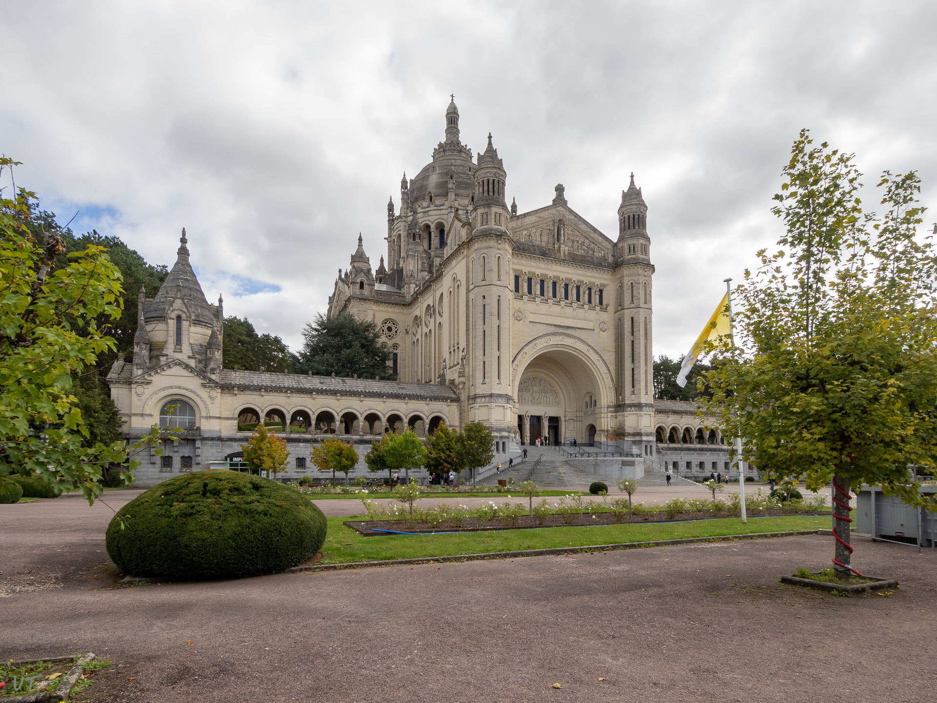 Basilique-Saint-Thérèse